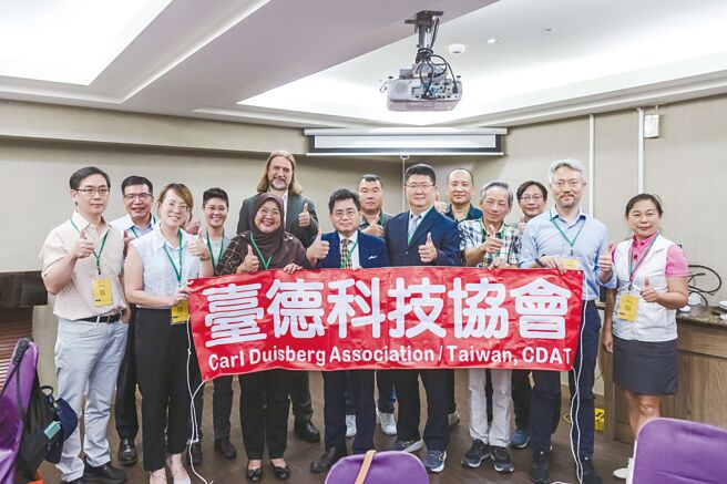 臺德科技协会盛会，来自德国、马来西亚及台湾的政、产、学界菁英齐聚一堂，共同探讨生成式人工智慧的发展趋势与合作契机。图／臺德科技协会提供