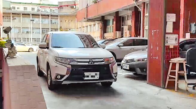 綽號「雨刷」的現任無黨籍嘉義縣議員蔡政宜，因涉入網路博弈上億元洗錢案，8月31日遭警方拘提到案，9月1日下午高市刑大將人移送至橋頭地檢署。（紀爰攝）