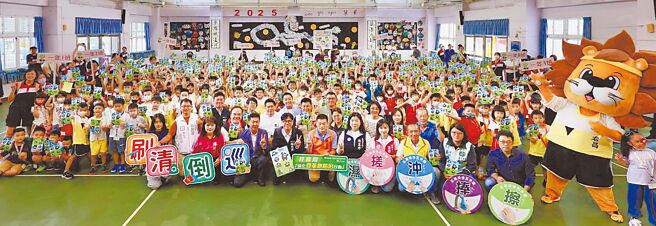 114学年度1日开学，高雄市长陈其迈走访楠梓区右昌国小，除视察校园防疫外，也亲手赠送「右昌好六礼」。（林雅惠摄）