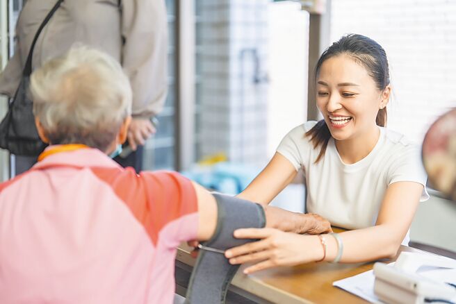 2026高市議員選戰競爭激烈，高雄市長陳其邁前機要祕書蔣宛庭（右）1日宣布將參選大岡山地區議員。（蔣宛庭提供／洪浩軒高雄傳真）