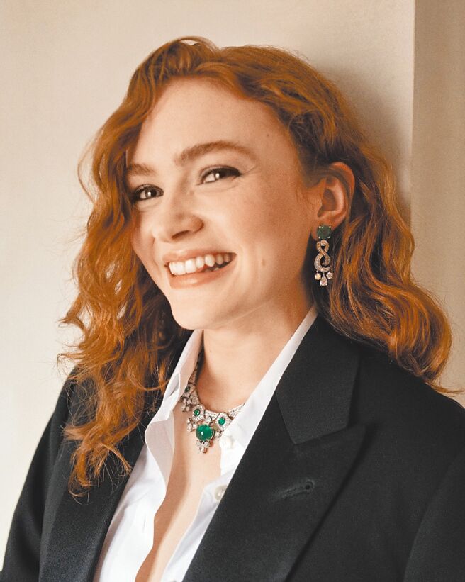 莎蒂辛克敞開襯衫秀出寶格麗珠寶，十分性感。（BVLGARI提供）