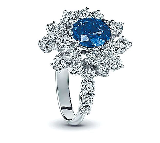 DAMIANI Mimosa白金藍寶石鑲鑽戒指，25萬6900元。（DAMIANI提供）
