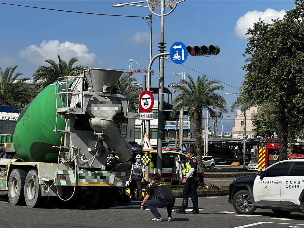 高雄市仁武區3日上午發生死亡車禍，一輛水泥預拌車行經中正路準備右轉水管路時，不慎擦撞右方腳踏車，騎車婦人不幸頭部遭輾當場身亡。（警方提供／任義宇高雄傳真）