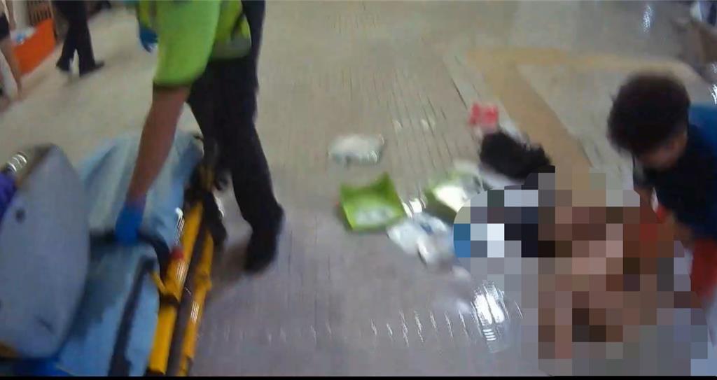 1名30歲男子3日晚間到新竹市國立清華大學體育館游泳池游泳，未料7點多被發現漂在池內毫無動靜，消防局據報到場急救，所幸經送醫後恢復生命跡象。（新竹市消防局提供／陳育賢新竹傳真）