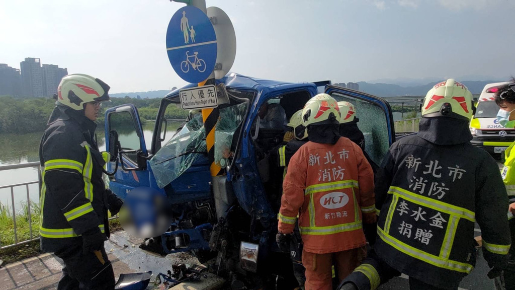 新莊21號越堤道，早上8時許發生貨車酒駕自撞意外，駕駛由消防隊協助脫困後送醫。（翻攝畫面）
