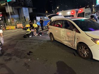 中和騎士遇紅燈硬闖！「子彈噴射」高速直撞小客車  驚悚瞬間曝