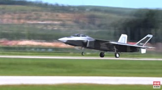 93閱兵新武器》殲-20S全球首見雙座第五代隱形戰機  指揮忠誠僚機作戰