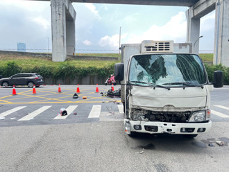 三重死亡車禍！貨車左轉猛撞機車 男騎士噴飛送醫不治