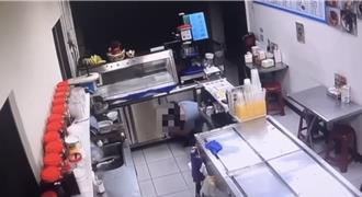 高雄男匍匐潜入冰店行窃露馅    丢下一句话后转头溜了