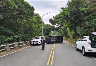 疑疲劳驾驶！夫妻採花返家 竹子湖路自撞山壁翻车