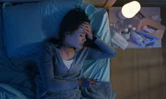 39歲女長期失眠又易醒 醫師曝「好睡秘訣」推雷射療法助安眠