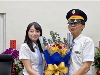 台鐵父女檔！花蓮站新站長上任 女兒任副站長獻花