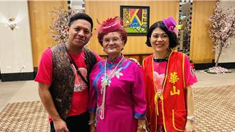 華山基金會慶中秋 73歲嬤穿「丈母娘」旗袍唱鳳飛飛名曲