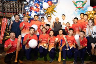 蔣萬安請東園少棒吃和牛 「帥一下」教練讚：是冠軍的滋味