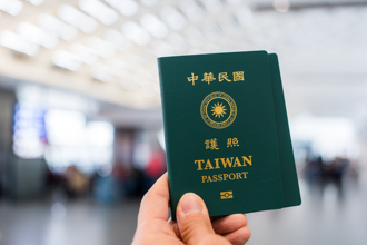 護照沒過期也不行 她1疏忽被地勤攔截 差點無法登機