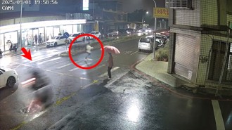 無號誌路口又出事了！ 短裙女騎士高速撞飛行人