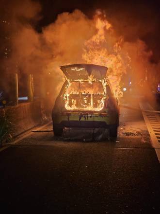 快訊》轎車行駛中冒煙起火全燒毀　駕駛急停路旁驚逃
