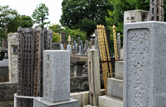 澳男闖日本墓園吃供品！荒唐一籮筐 律師曝最重刑罰