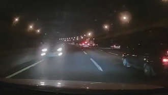 國1林口至南崁驚見逆向車！遠光燈直射駕駛 慘自撞護欄