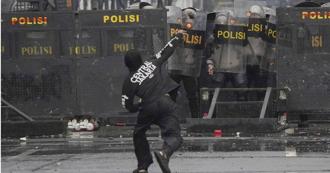 印尼大學生疑遭催淚瓦斯襲擊 警方：僅為防禦行動