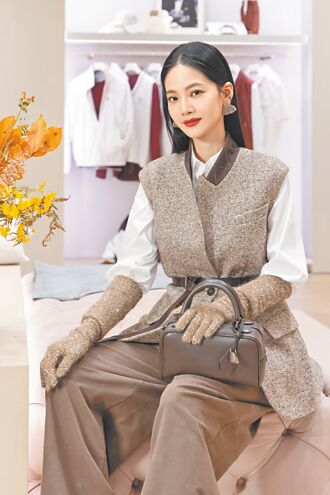 曾之喬邊帶兒跳舞邊記品牌名