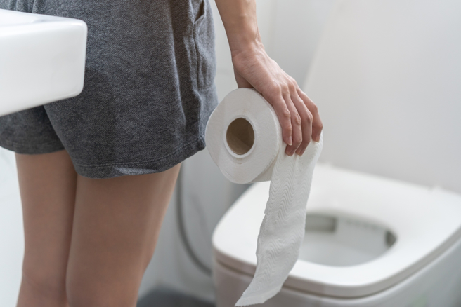 环境部呼吁民眾，上完厕所将卫生纸丢入马桶，可以维持公厕环境品质。（图：shutterstock／达志）