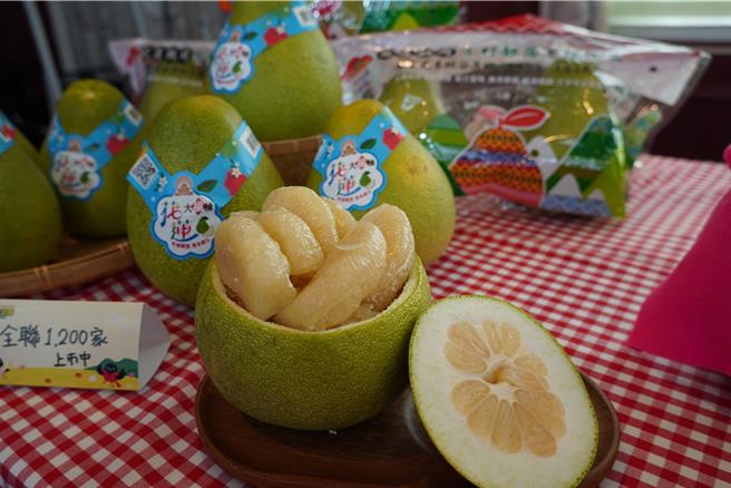 花蓮文旦柚今年每台斤價錢因西部柚果災損嚴重較往年上漲2、3元，且數量有限陸續出現供不應求的情況。（羅亦晽攝）