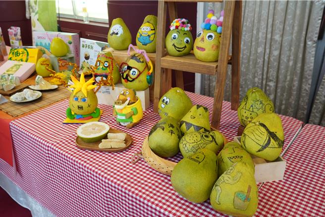 花蓮文旦柚今年每台斤價錢因西部柚果災損嚴重較往年上漲2、3元，且數量有限陸續出現供不應求的情況。（羅亦晽攝）