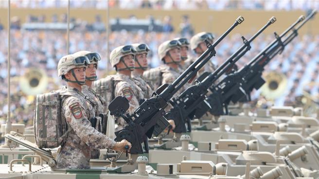 陆九三阅兵受校两栖突击方队陆国产新装备遂行登陆作战利器。（新华社）