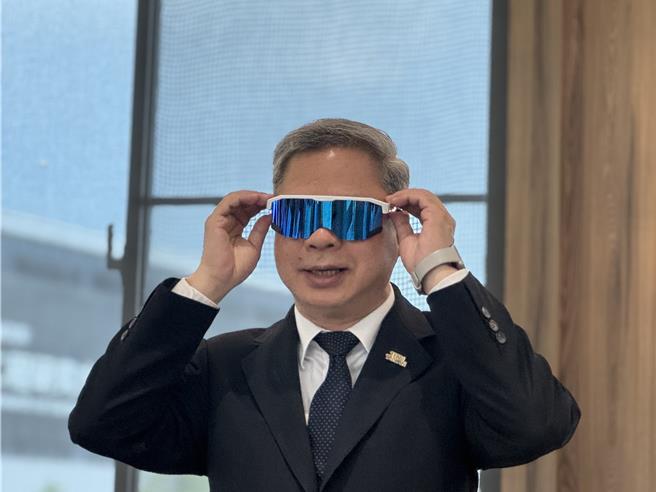 交流座谈会开始前，经济部长龚明鑫戴上业者生产的特殊眼镜致词。(曹婷婷摄)