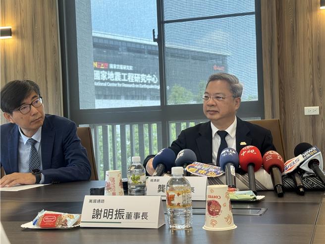 经济部长龚明鑫(右)3日到台南与塑胶业者交流座谈。(曹婷婷摄)