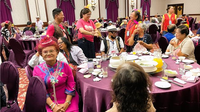 華山基金會台東愛心天使站邀請縣內173位弱勢長輩齊聚一堂，提前歡慶中秋節。（蕭嘉蕙攝）