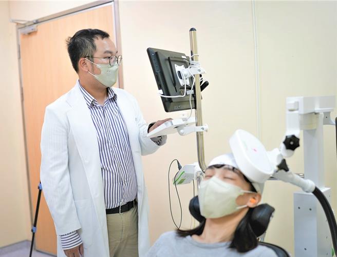 中風是國人主要的失能原因之一，即使在急性期獲得及時治療，仍有許多患者面臨手腳無力、語言困難、吞嚥障礙或情緒低落等長期後遺症。衛生福利部桃園醫院神經內科自2022年起引進「重複式經顱磁刺激」（簡稱rTMS），作為中風後復健的輔助治療。（圖／院方）