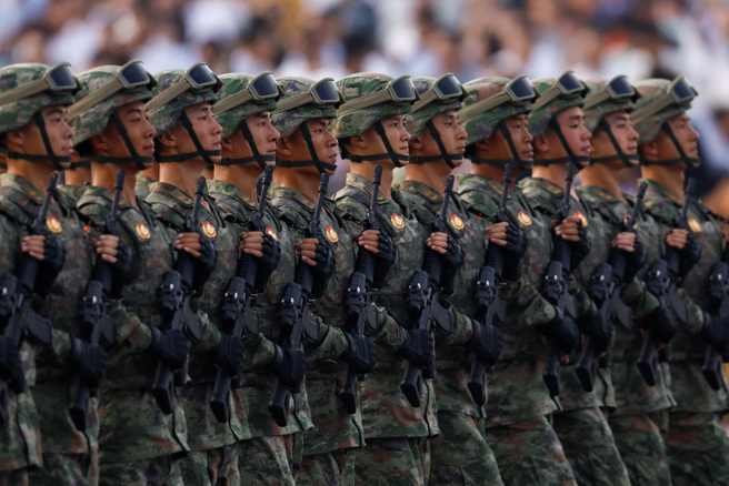 整場閱兵呈現習近平的十年軍事改革已獲致豐碩成果，來淡化軍改過程中，出現的「戰略支援部隊實驗失敗」與「高階幹部貪腐問題嚴重」等缺失。圖為聯勤保障部隊方隊。（路透社）
