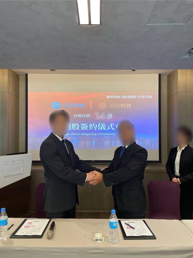 嫌犯找临时演员拍摄假签约等影片，以诱骗被害人。(警方提供／林郁平台北传真)