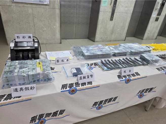警方查扣现金1373万元、虚拟货币USDT 20万颗、千元道具假钞600万元等赃证物。(林郁平摄)