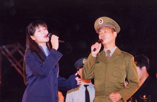 軍中情人方季惟(左)勞軍時與阿兵哥一起合唱。（中時資料照）