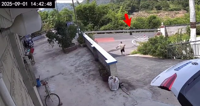 一名男子疑似出游返家，行李箱因为斜坡滑动，男子在后方狂追，监视器画面引发网友热议。（翻摄微博）