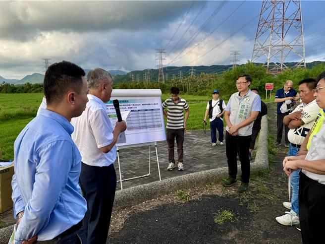 立委徐富癸（右四）希望龙銮潭清淤，并且在治水防洪时，也同时顾及地方生态保育。（徐富癸提供／罗琦文屏东传真）