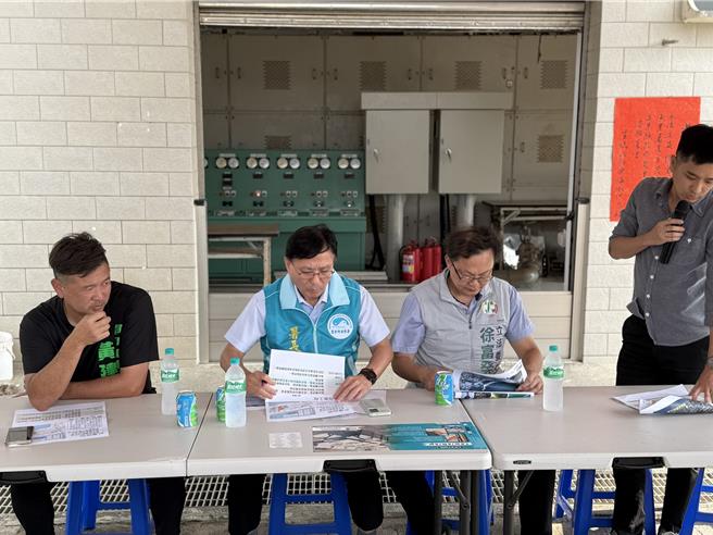 立委徐富癸（右二）与渔业署长王茂城（左二）到枋寮、恒春实地会勘，针对海水供应站、港口设施、龙銮潭清淤等实地勘查。（徐富癸提供／罗琦文屏东传真）