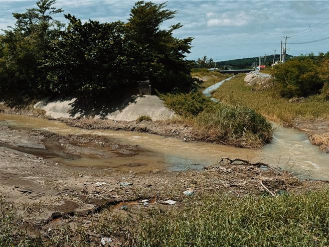 龙銮潭大排因颱风夹带许多杂木及淤泥，影响排水。（徐富癸提供／罗琦文屏东传真）