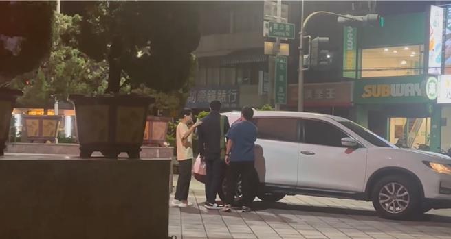 王銘嶼深夜被送至地檢署複訊。（讀者提供／洪靖宜高雄傳真）