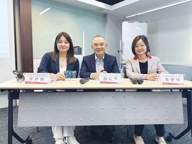 安克生医董事长暨总经理李伊俐（左起）、美吾华总经理赖育儒、怀特新药总经理李伊伶出席2日联合法说会。图／业者提供