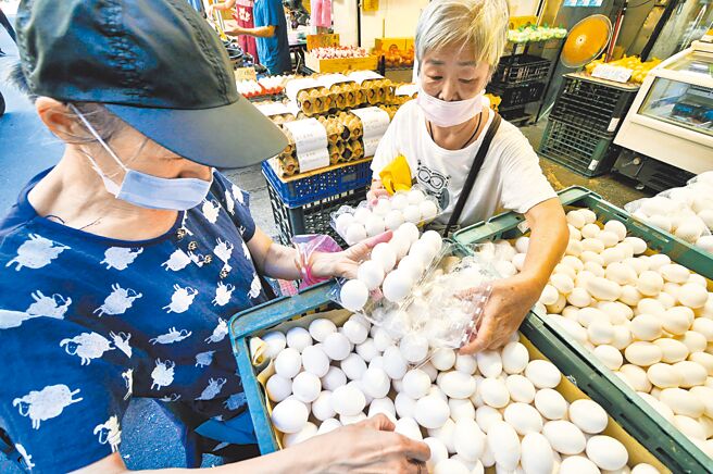 图为民眾在杂粮行选购鸡蛋。（本报资料照片）