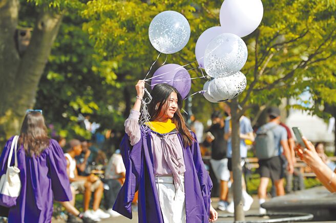 美国总统川普近日表示，禁止中国留学生进入是种侮辱，并称此举将使小型大学受益，引来共和党内MAGA支持者的强烈反对。资料图为美国纽约大学的中国留学生欢庆毕业。（中新社）