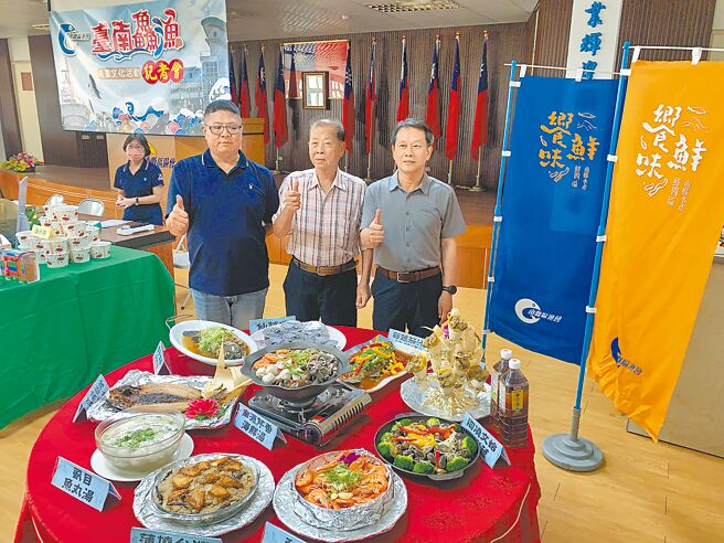 10道当令台南在地渔产精致料理推广价只要4200元，台南县区渔会呼吁喜爱海鲜料理的饕客一定要提早预定。（郭良杰摄）