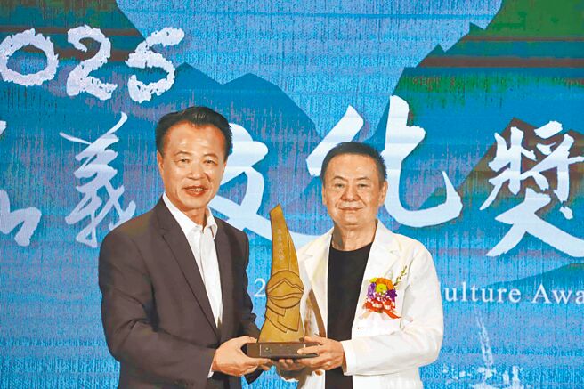 嘉义县政府2日举办第4届「嘉义文化奖」颁奖典礼，知名演艺人员蔡振南（右）获「特别奖」，由县长翁章梁（左）亲自颁奖。（吕妍庭摄）