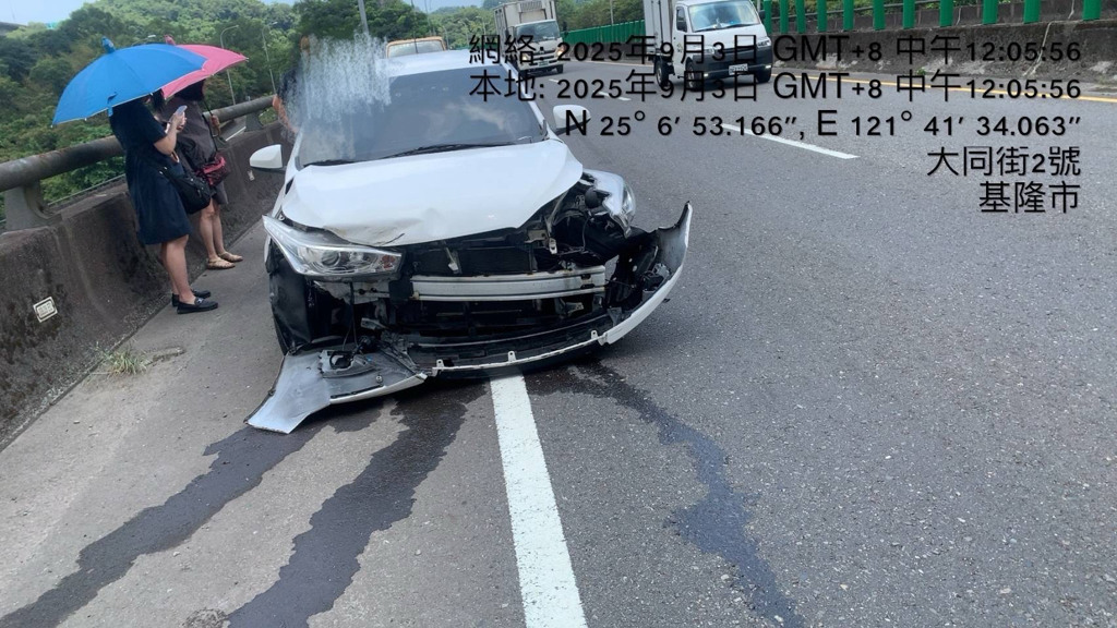 台62線快速道路西向3.5公里處，3日中午驚傳追撞事故。（圖／簡銘柱翻攝）