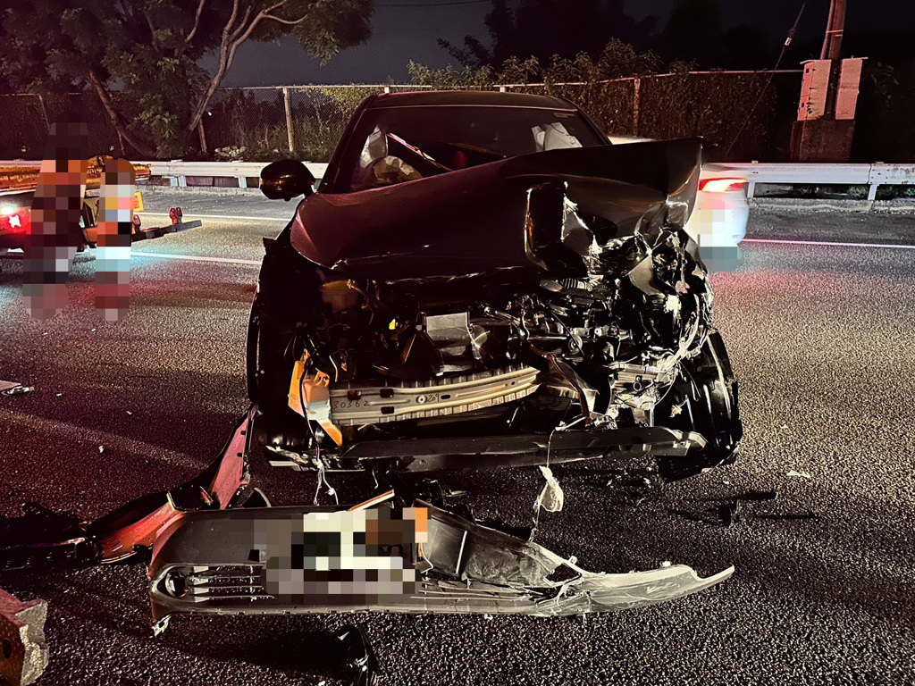 一名張姓男子（45歲）駕駛小客車北上行經337公里內側車道，疑似未注意前方路況，當場撞上莊姓男子（25歲）駕駛之緩撞車。（圖／簡銘柱翻攝）