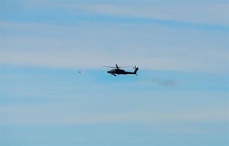 美AH-64E實射「視距外長釘」 驗證整合效能